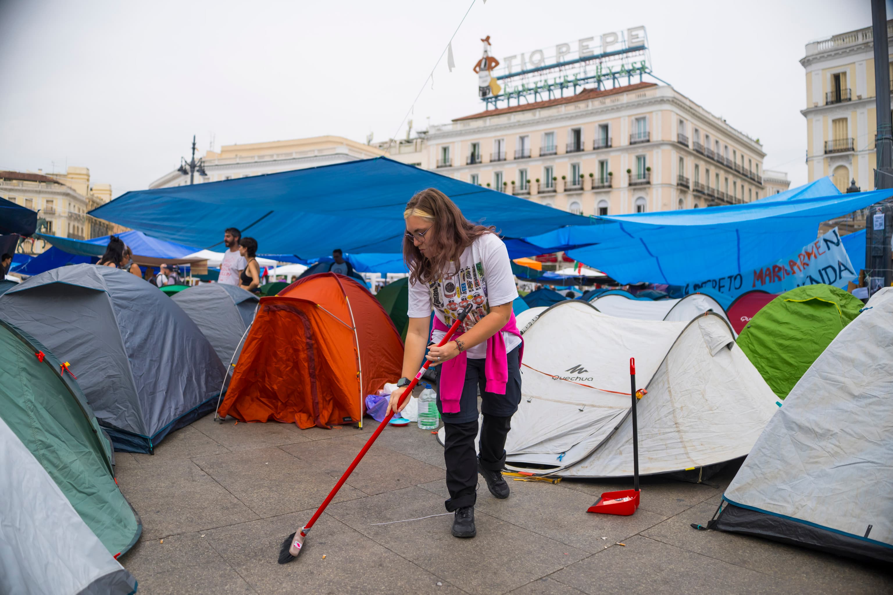 Joven llorando en la plaza de Sol durante una manifestación por derechos reproductivos en Madrid