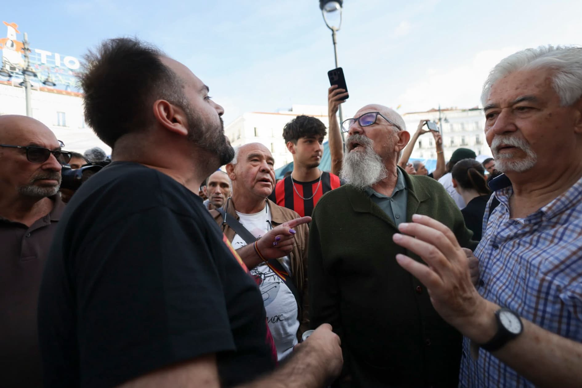 Manifestantes acampados frente a la sede de la Comunidad de Madrid en una protesta masiva.