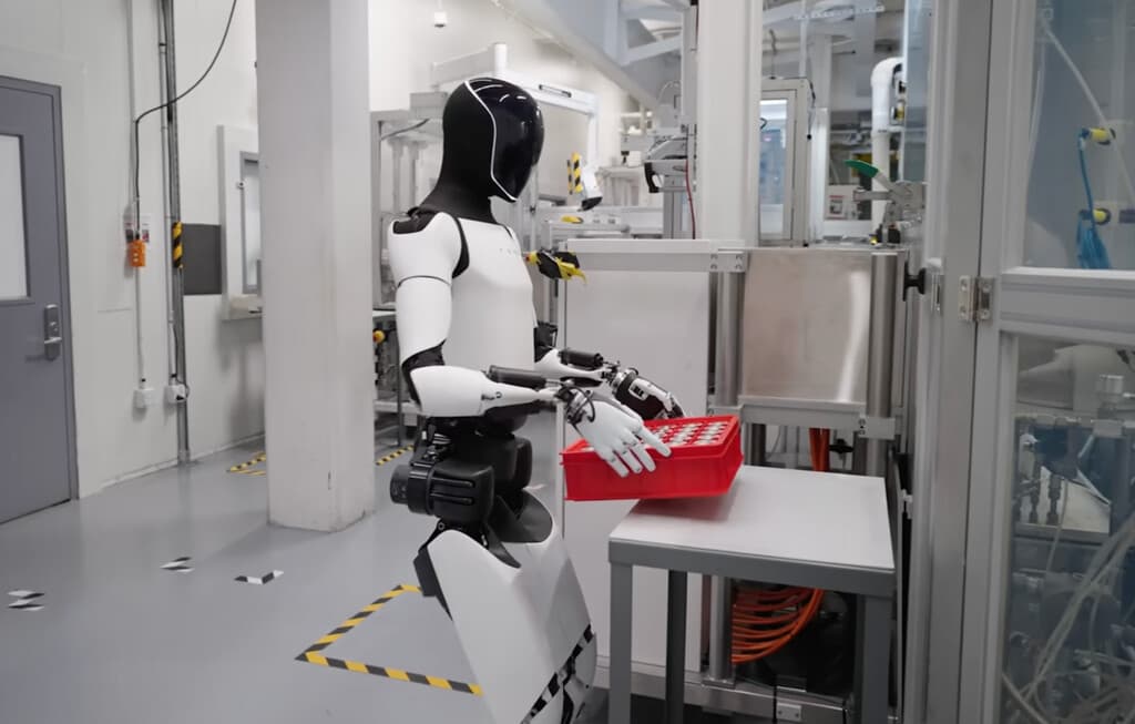 Empleados de Tesla interactuando con robots Optimus en una planta de producción moderna.