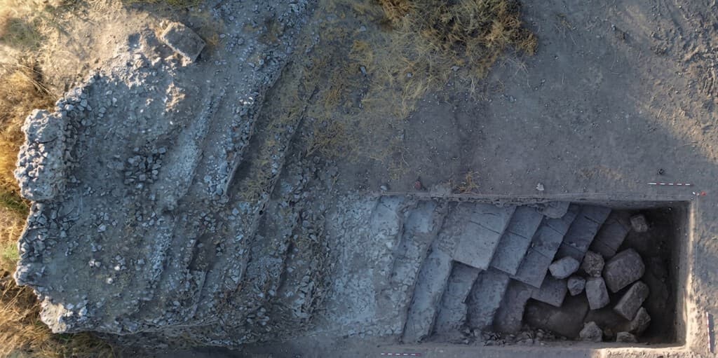 Restos de una grada romana con asientos de piedra en el teatro de Málaga