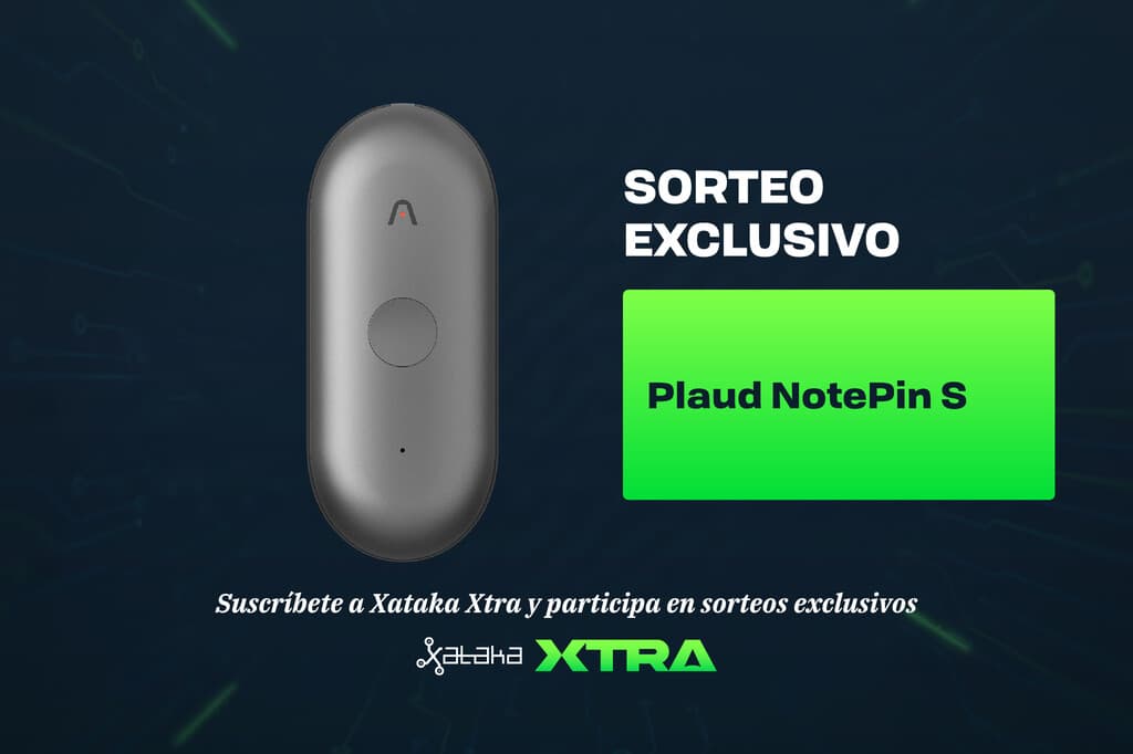 Dispositivo Plaud NotePin S con reconocimiento de voz y pantalla digital en un entorno de oficina moderna.