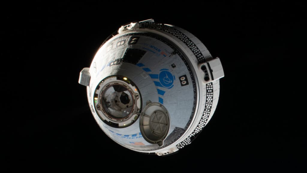 Astronautas en la cabina de la nave Starliner durante una misión de prueba en órbita.