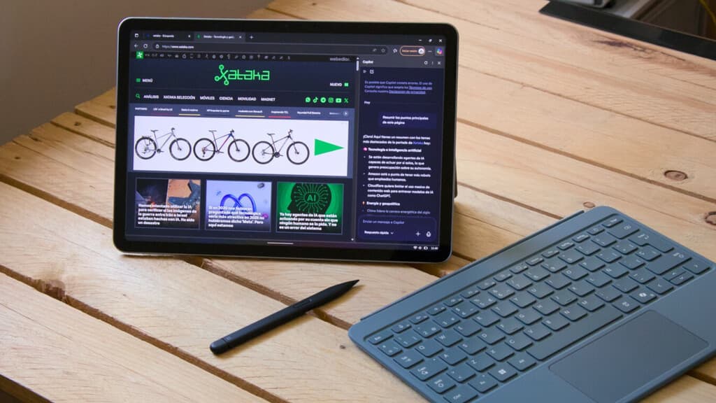Microsoft Surface Pro en escritorio con pantalla y accesorios en un entorno moderno
