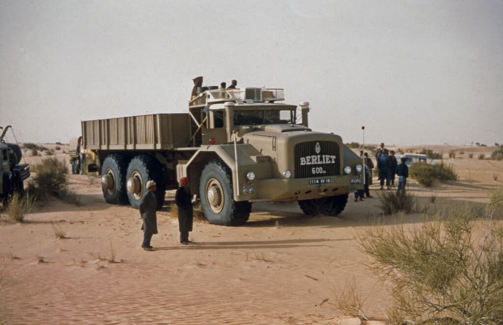 En 1957 Francia necesitaba un camión imposible para el desierto. La solución fue el Berliet T100, un camión gigantesco que terminó en fracaso 