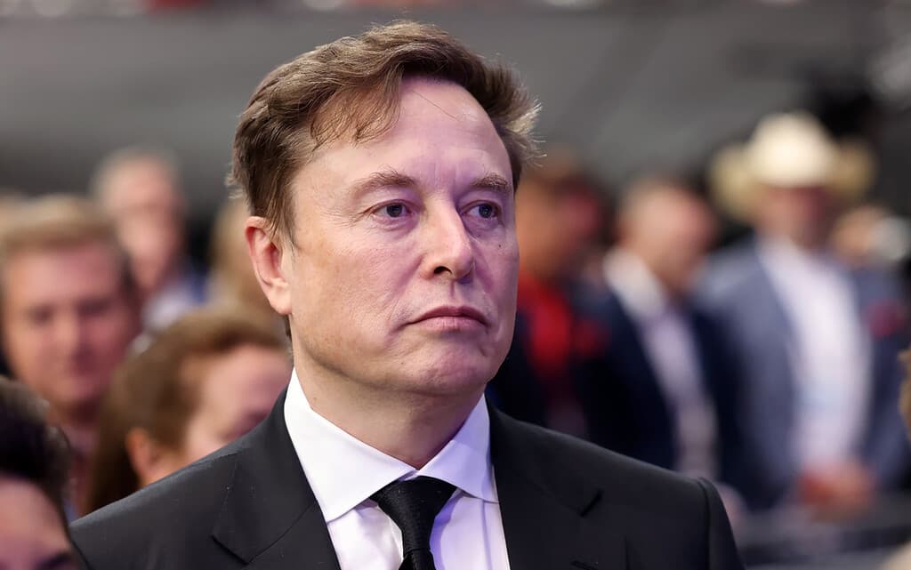 Elon Musk en una caravana junto a un complejo de centros de datos en Nevada.