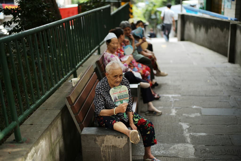 Jóvenes ofreciendo compañía a ancianos en China