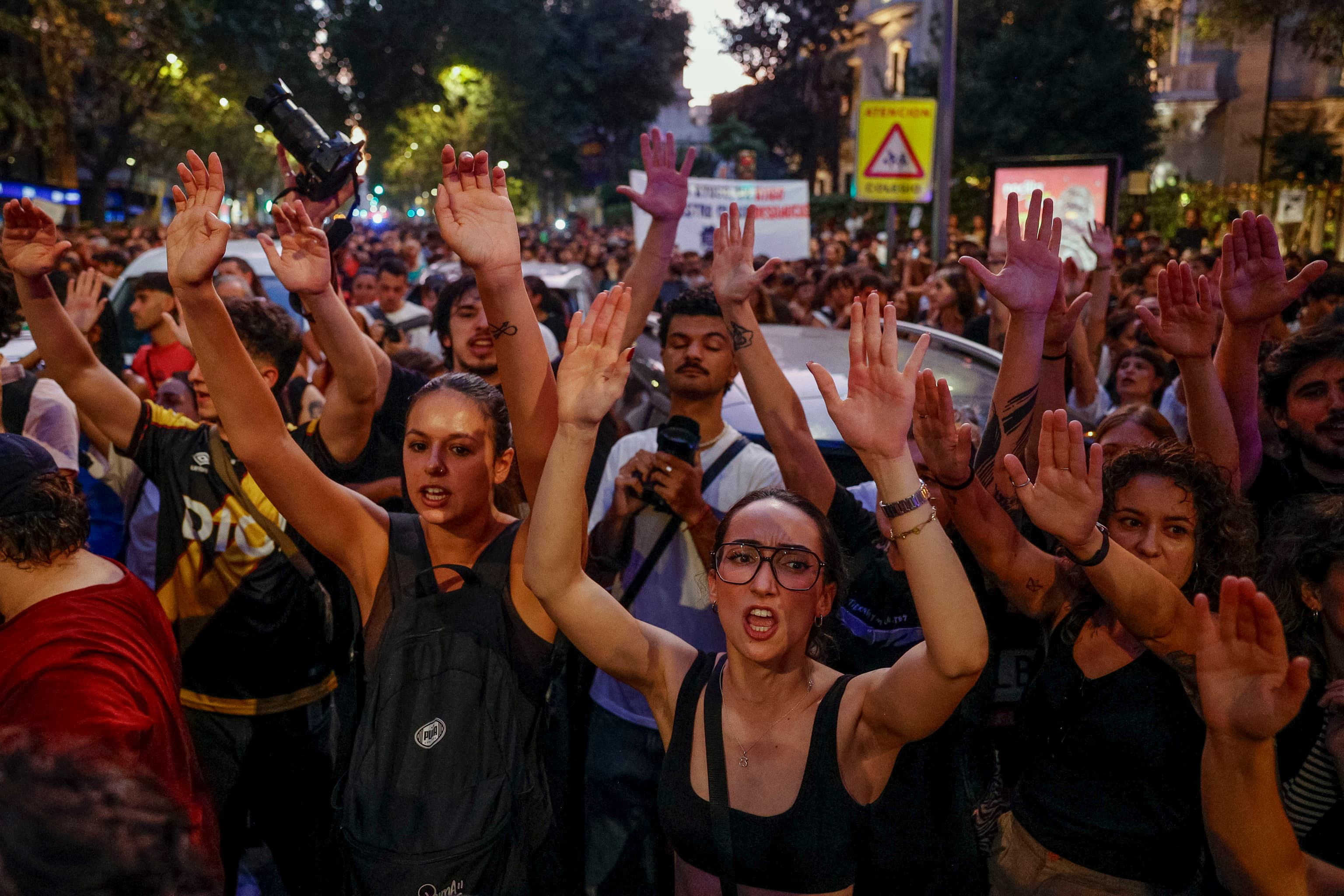 Manifestantes en Puerta del Sol con carteles contra la crisis de vivienda en Madrid