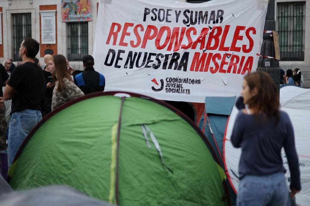 Reunión de ministros y expertos en la presentación del decreto vivienda 2026 en Madrid.