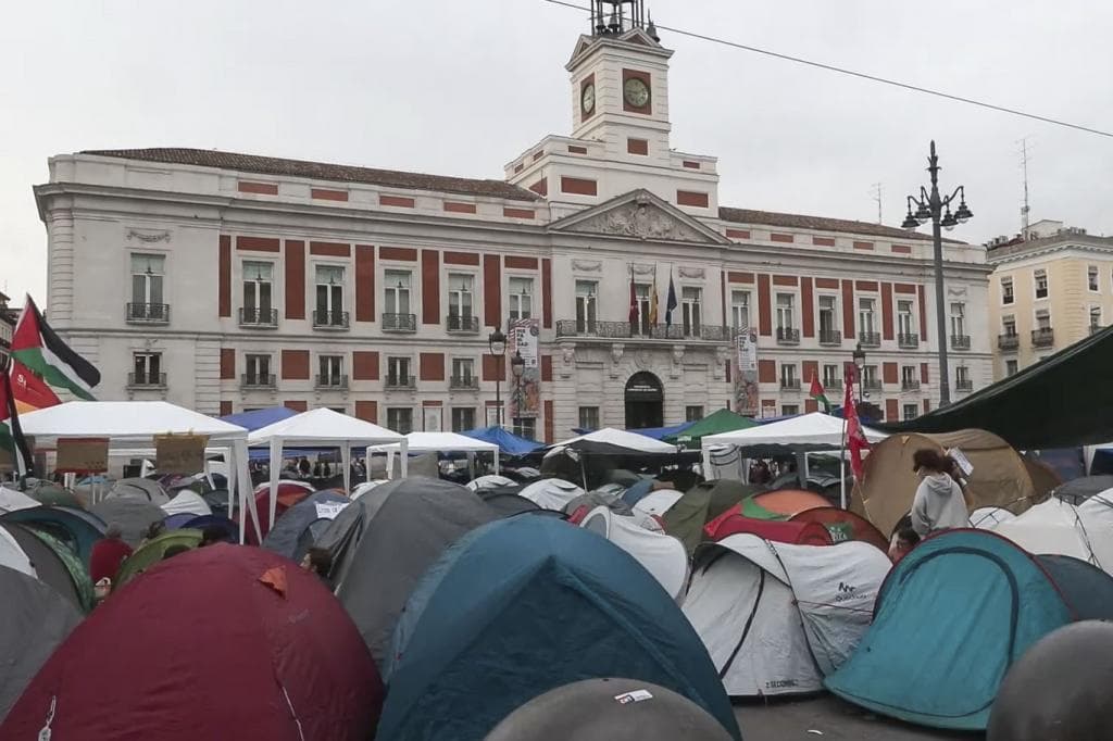 Protestantes en la plaza de Sol durante movilización social en Madrid