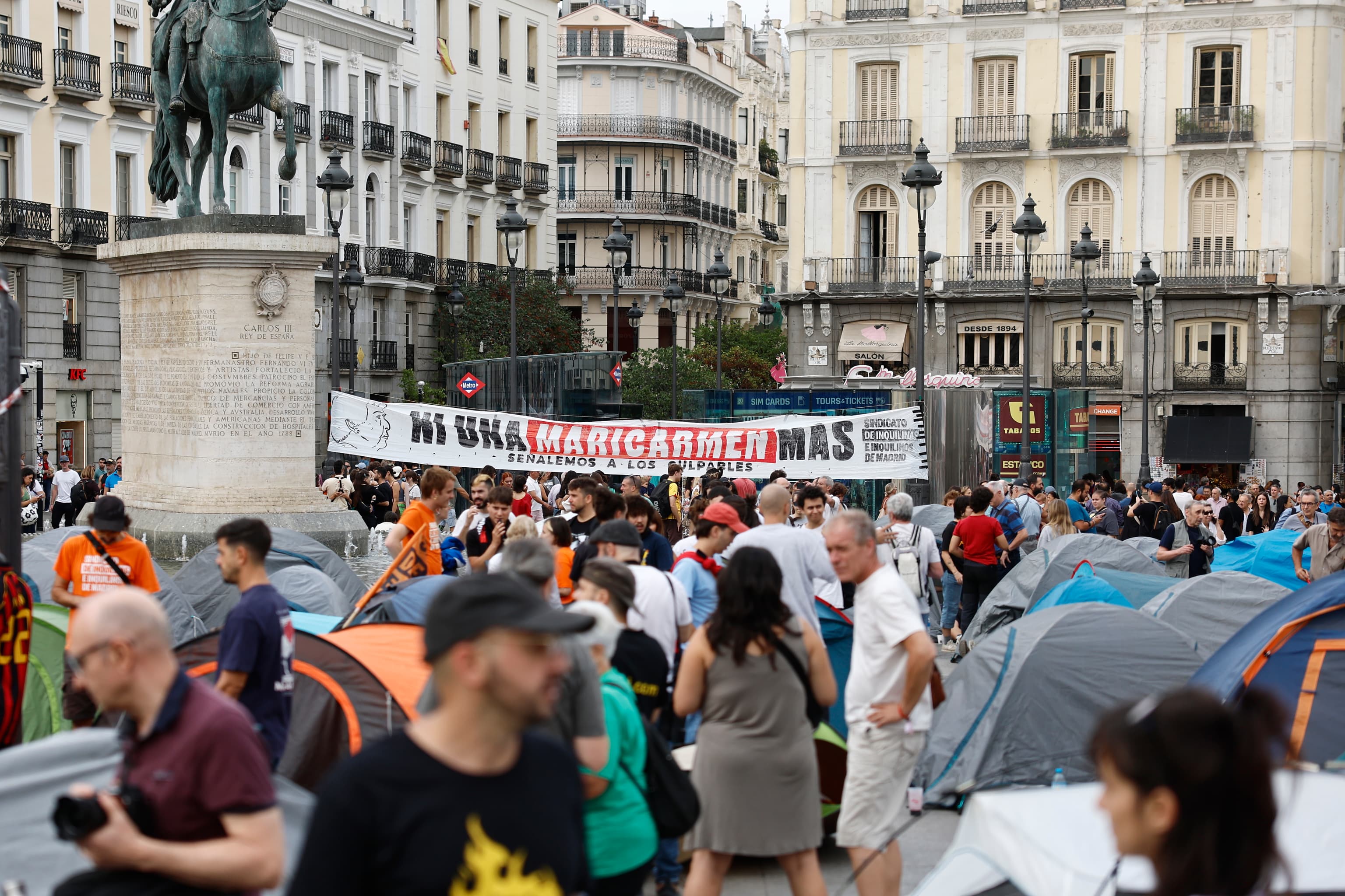 Viviendas en alquiler en una ciudad española con gráficos de mercado en segundo plano