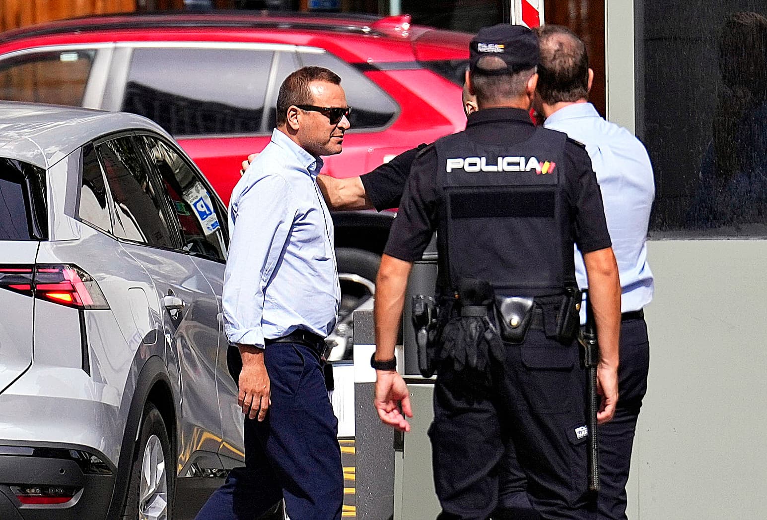 Frontera de Ceuta con agentes de seguridad y migrantes en intento de ingreso