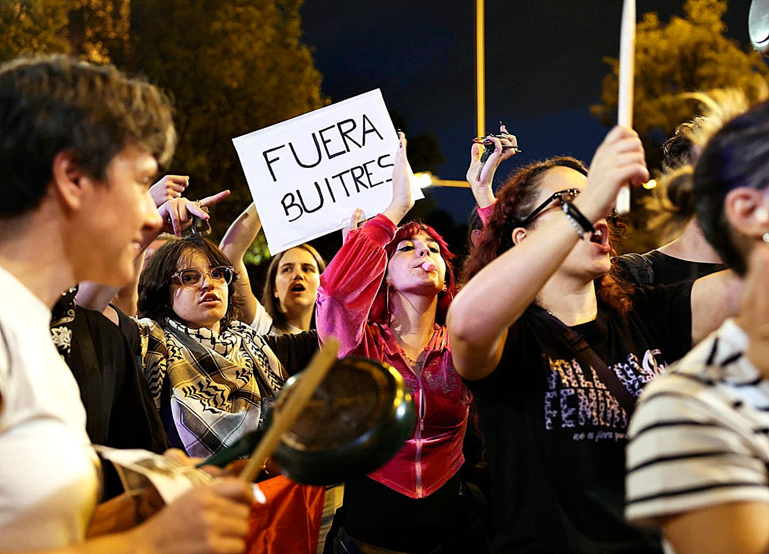Multitud de manifestantes en la Plaza de Cibeles durante la protesta contra la reforma de vivienda en Madrid