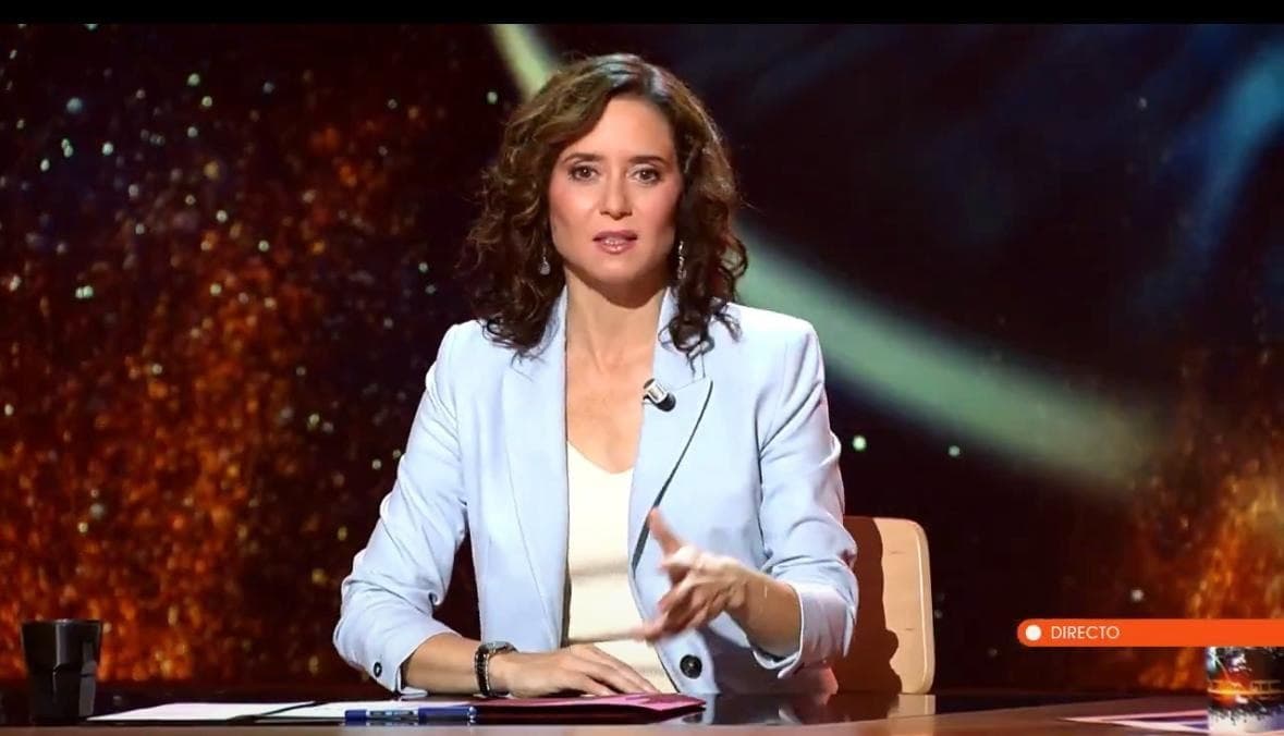 Isabel Díaz Ayuso en una rueda de prensa en Madrid, gesticulando durante un discurso político.