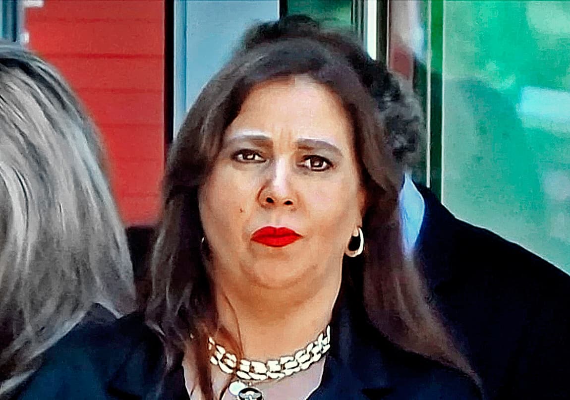 Juez Biedma en audiencia nacional, rodeada de abogados y medios de comunicación.