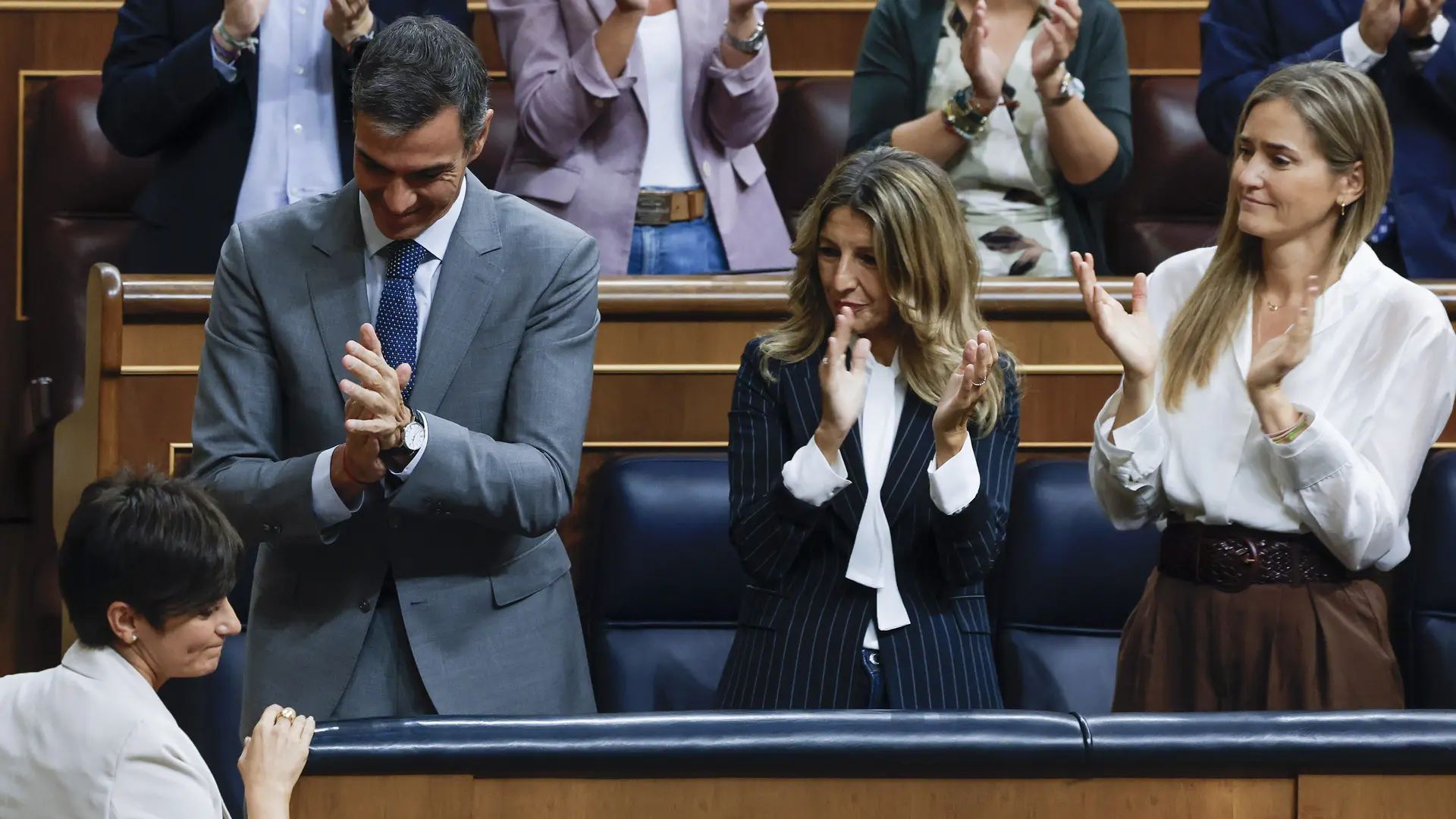 Gráfico que muestra la suspensión temporal de la subida de pensiones y salarios en España debido a las elecciones anticipadas.