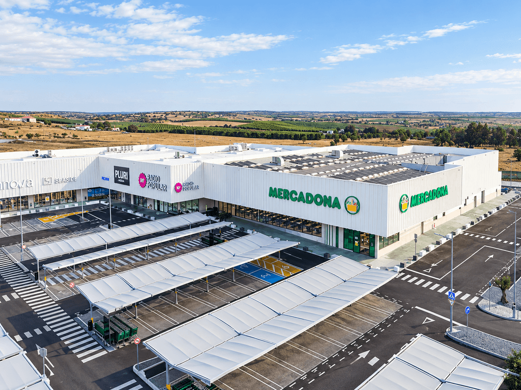 Supermercado Mercadona en Lisboa con clientes comprando productos locales