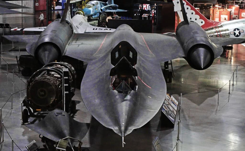 Silhouette del avión supersónico SR-71 Blackbird en un hangar con fondo de cielo despejado