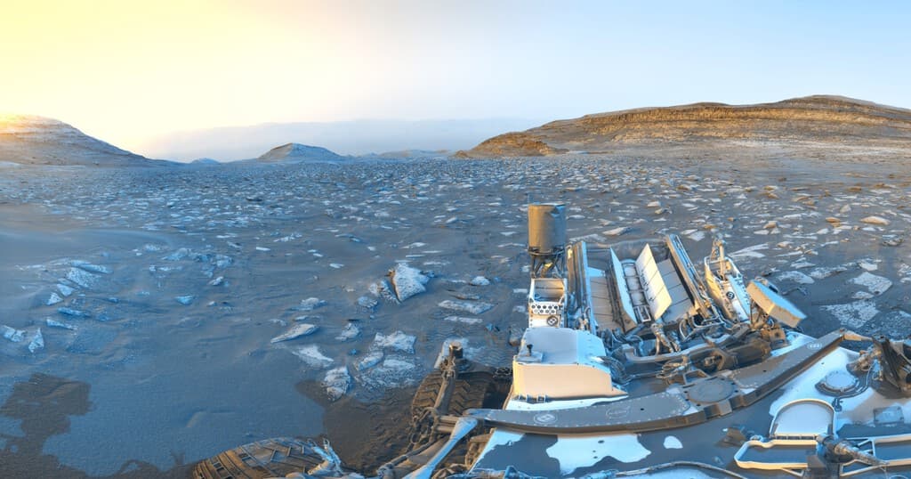 Imagen panorámica del paisaje marciano capturada por el rover Curiosity en su aniversario 5000 días en superficie.
