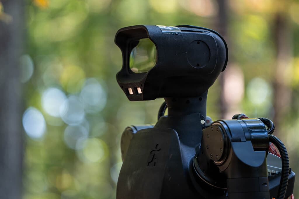 Robot humanoide 'Alex' en escenario de prueba en base militar con sensores y cámaras