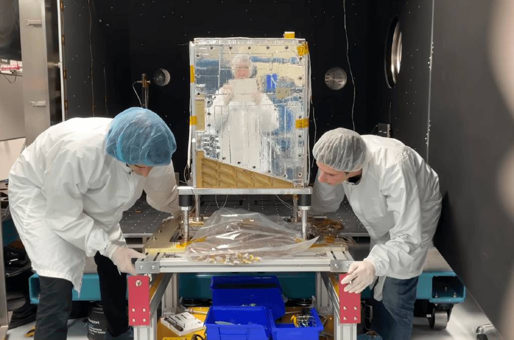 Satélite con procesador de IA en órbita en un entorno espacial con la Tierra de fondo