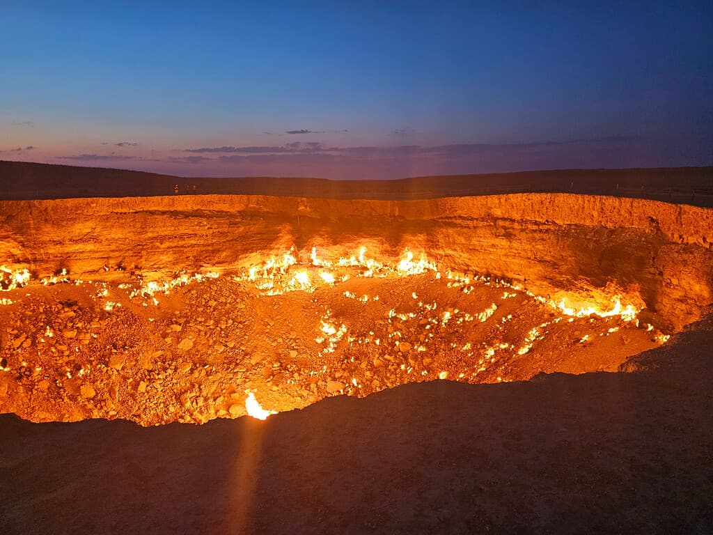 Vista aérea del cráter en el desierto de Karakum con llamas y gases en combustión continua