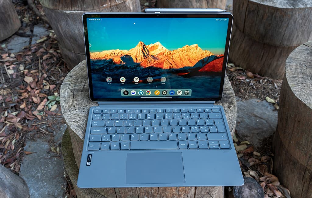 Tablet Lenovo Idea Tab Pro con accesorios y entorno de trabajo moderno