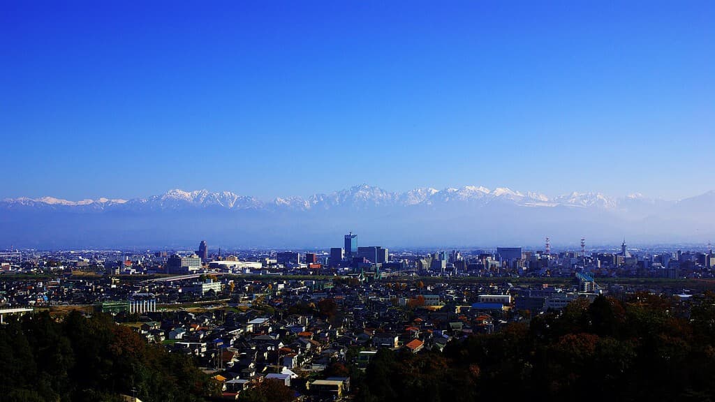 Inspectores revisan registros en domicilios de Toyama tras anomalías poblacionales