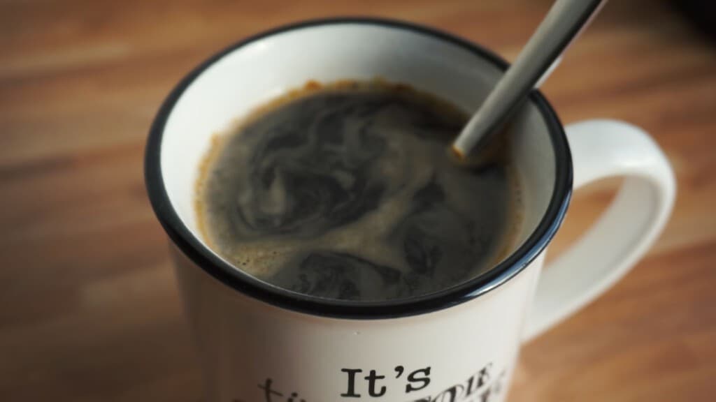 Personas disfrutando de una taza de café en una cafetería moderna en Madrid