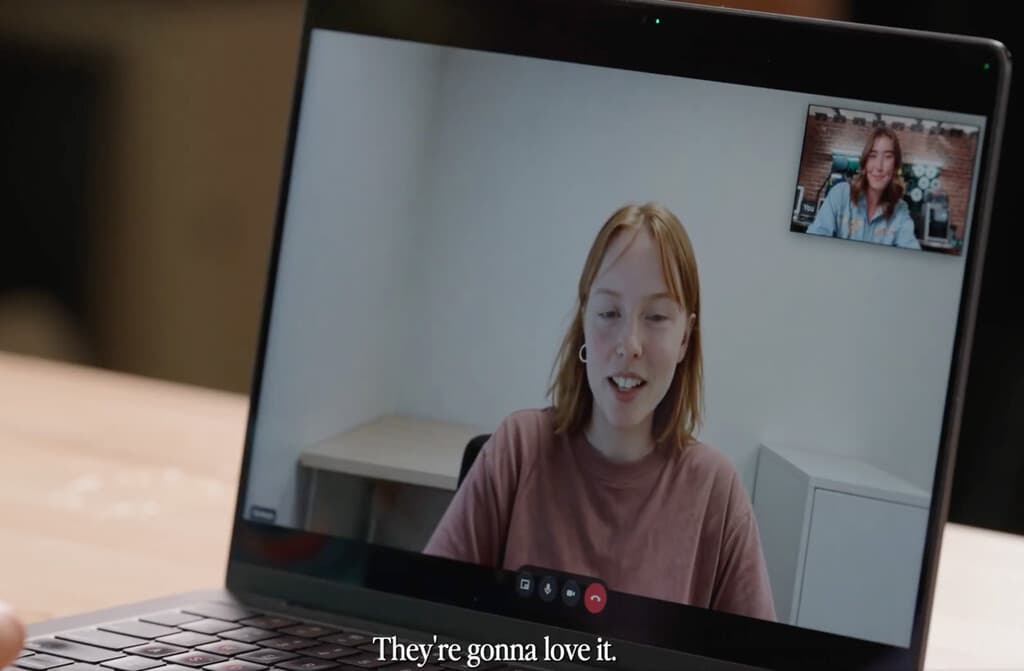 Ejecutivo interactuando con un avatar virtual en una pantalla de alta tecnología.