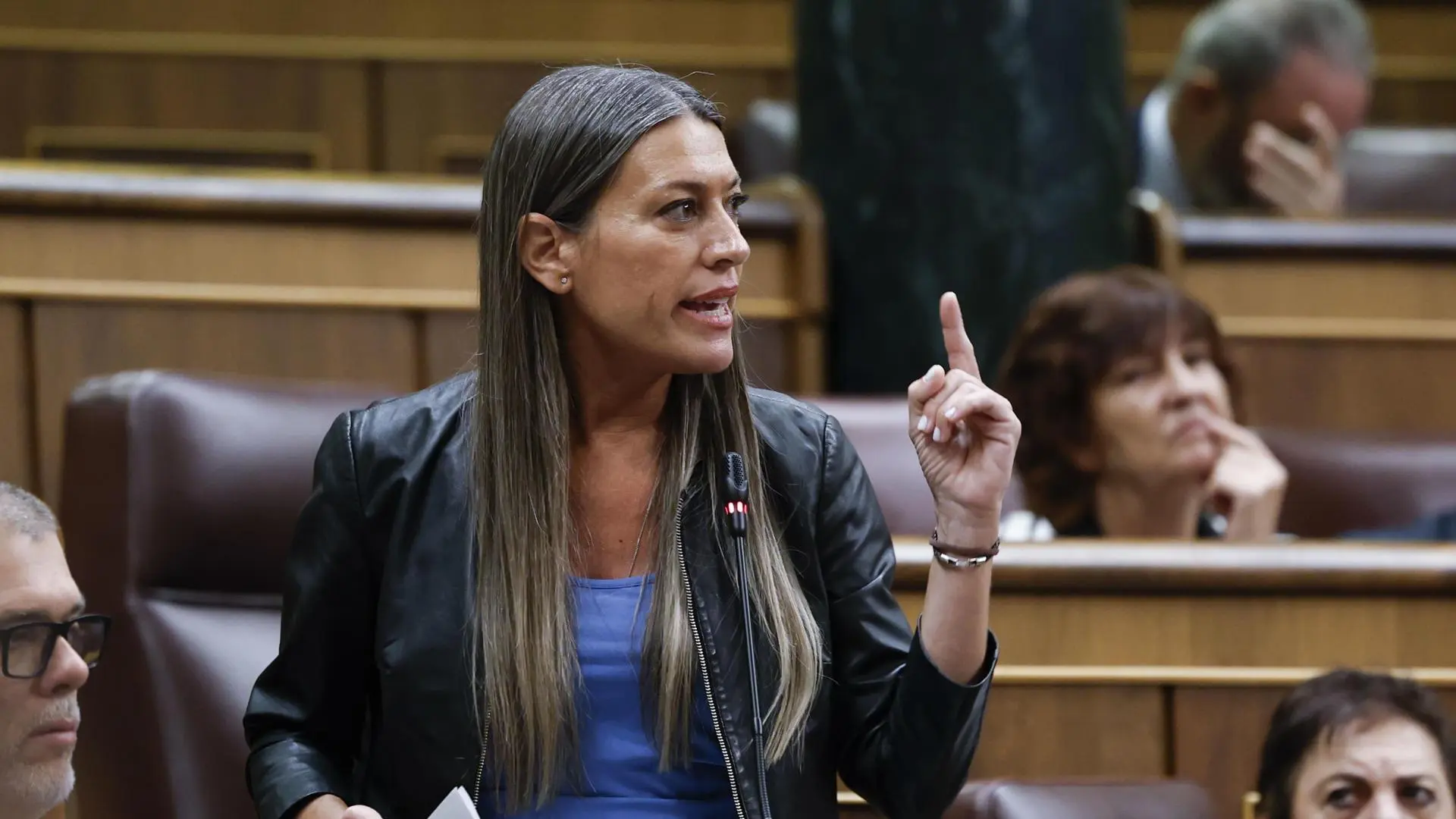 Diputados en el Congreso discutiendo en una sesión parlamentaria con gráficos y apoyos políticos visibles.