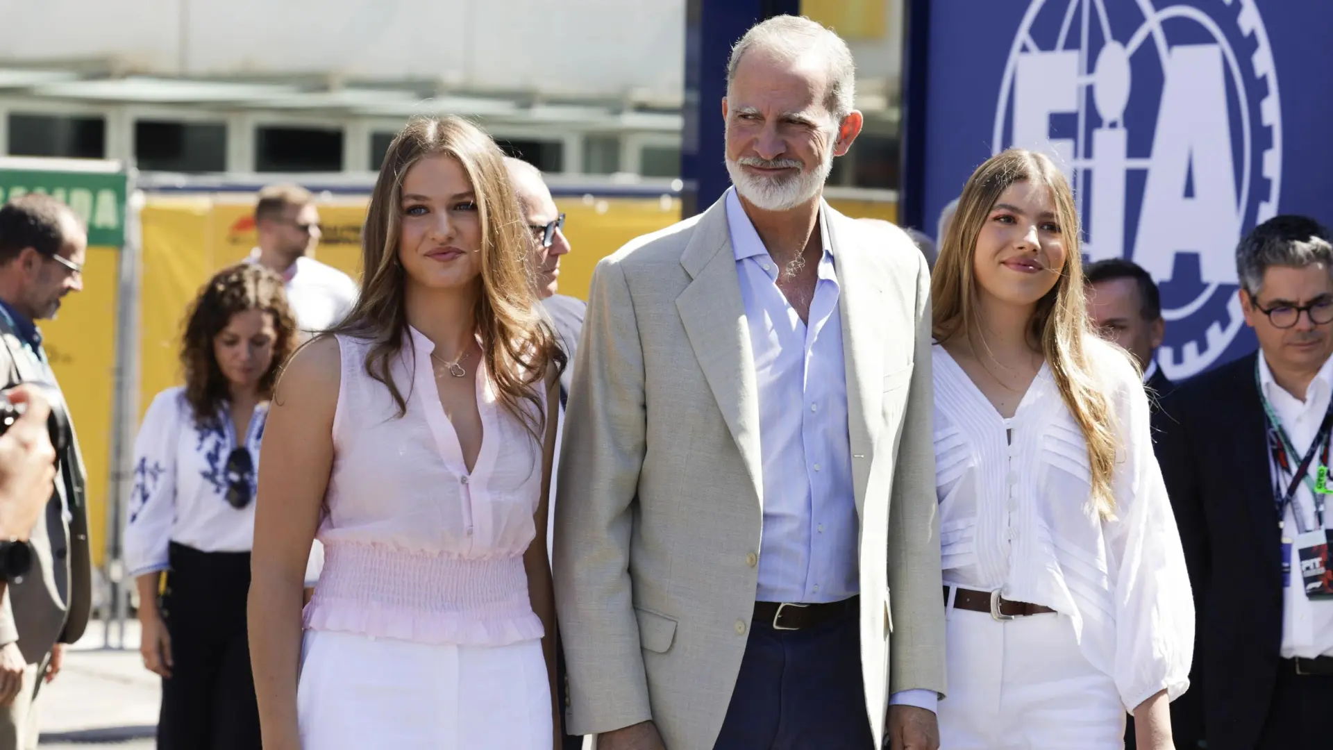 El rey Felipe VI, Leonor y Sofía acaparan todas las miradas en su llegada a la carrera de F1 en el Madring