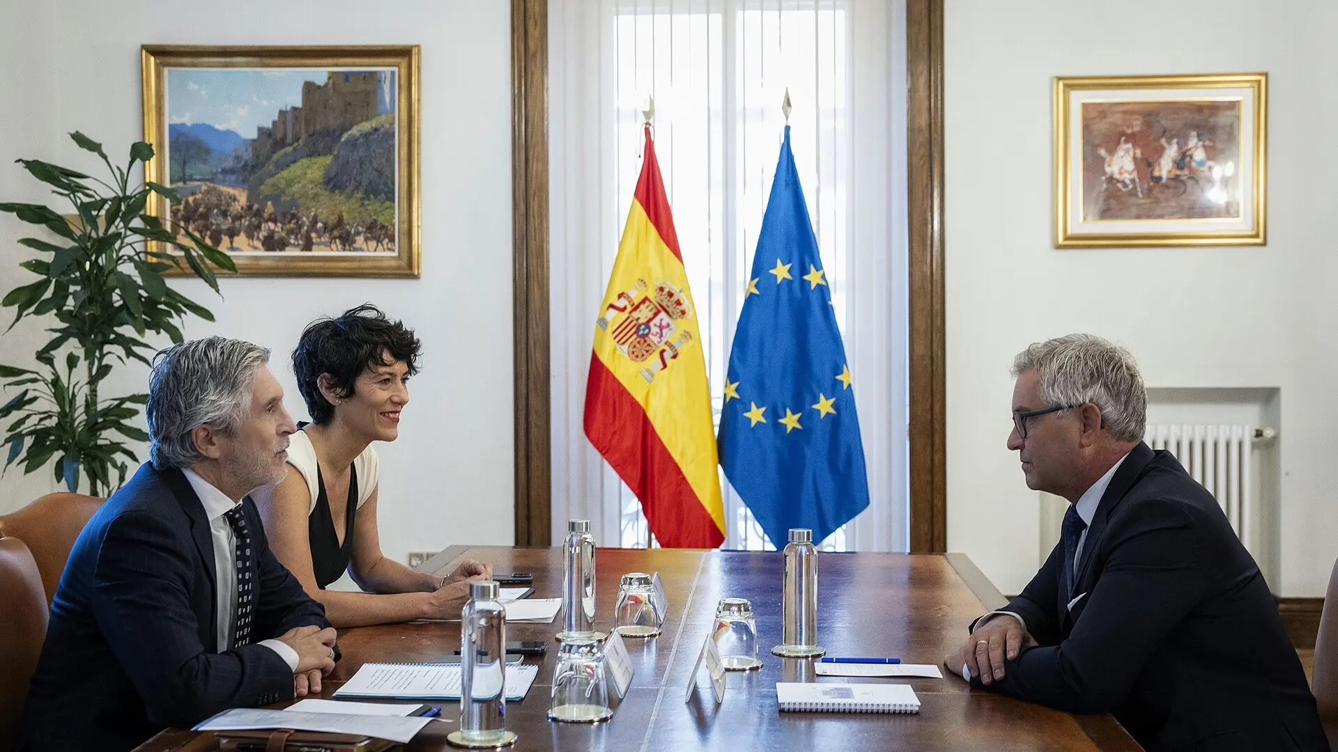 Marlaska recoge el guante de Bruselas y le urge a cambiar la ley para "agilizar" las devoluciones "en crisis migratorias"