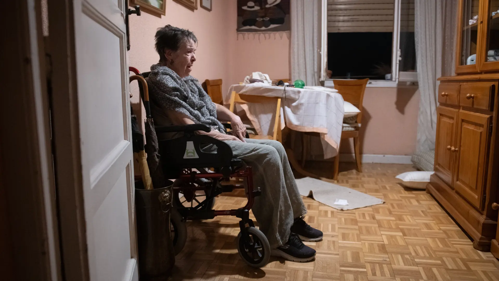 Anciana de 87 años con discapacidad en su vivienda en Madrid, enfrentando desalojo.