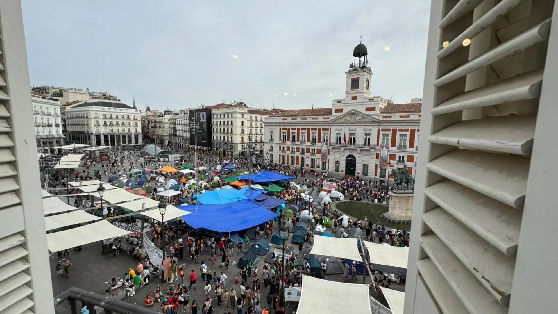 Participantes en la acampada en la emblemática Puerta del Sol durante la noche en Madrid.