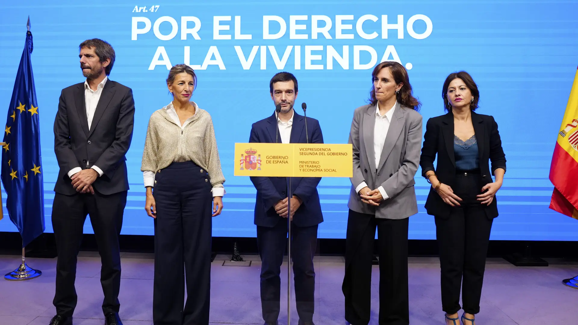 Reunión de políticos y expertos en una sala de conferencias sobre la reforma de vivienda en España