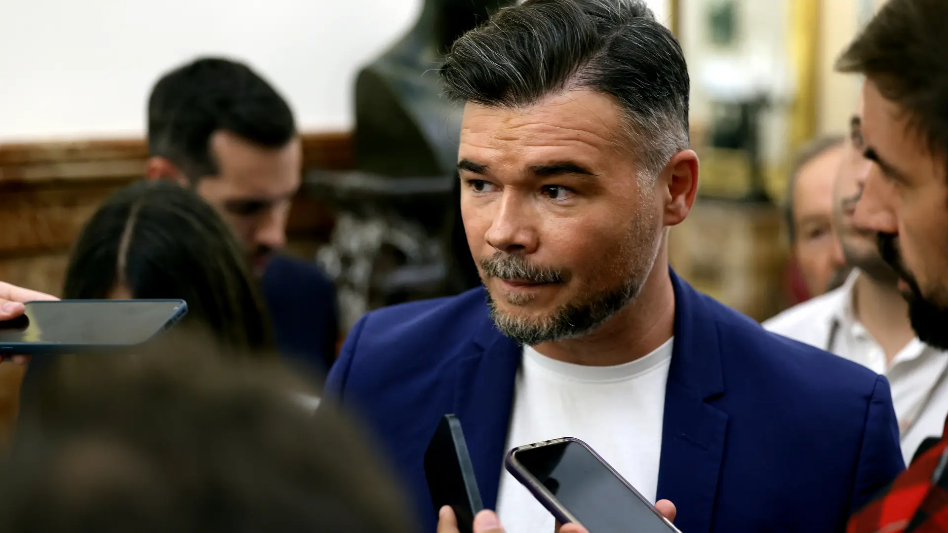 Reunión parlamentaria con representantes discutiendo la ley de vivienda en el Congreso