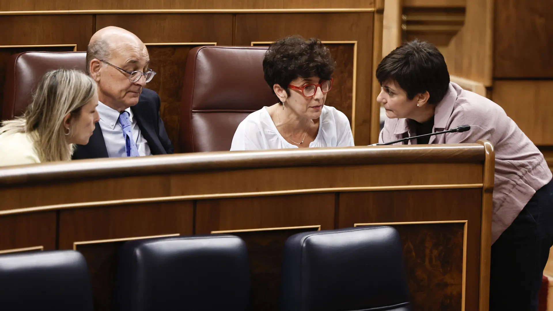 Propietario entregando las llaves de un apartamento a un inquilino en una zona urbana.