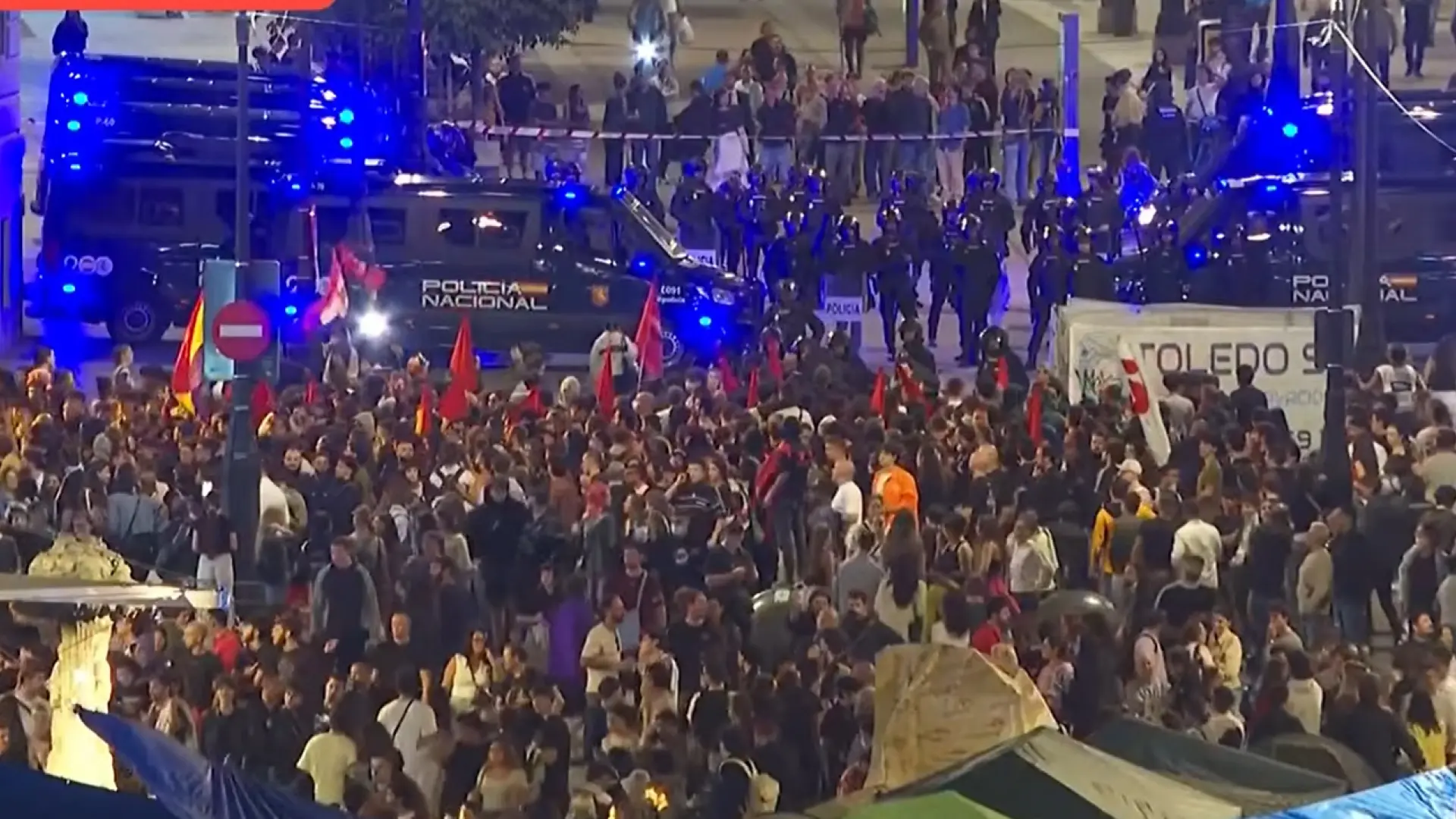 Agentes policiales bloquean la Puerta del Sol durante la manifestación ultraderechista en Madrid