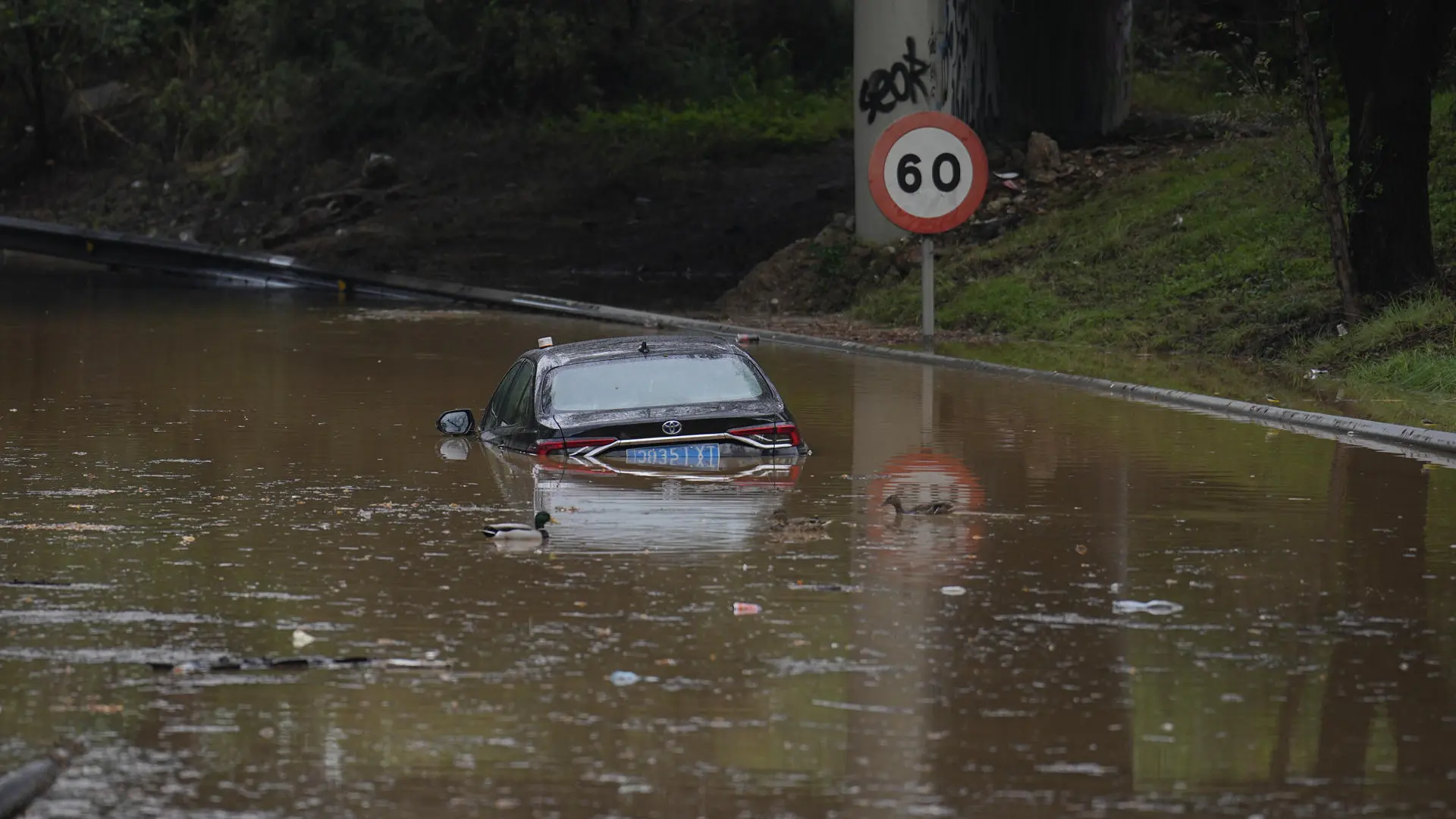 Equipos de emergencia trabajando en calles inundadas en Barcelona durante la tormenta