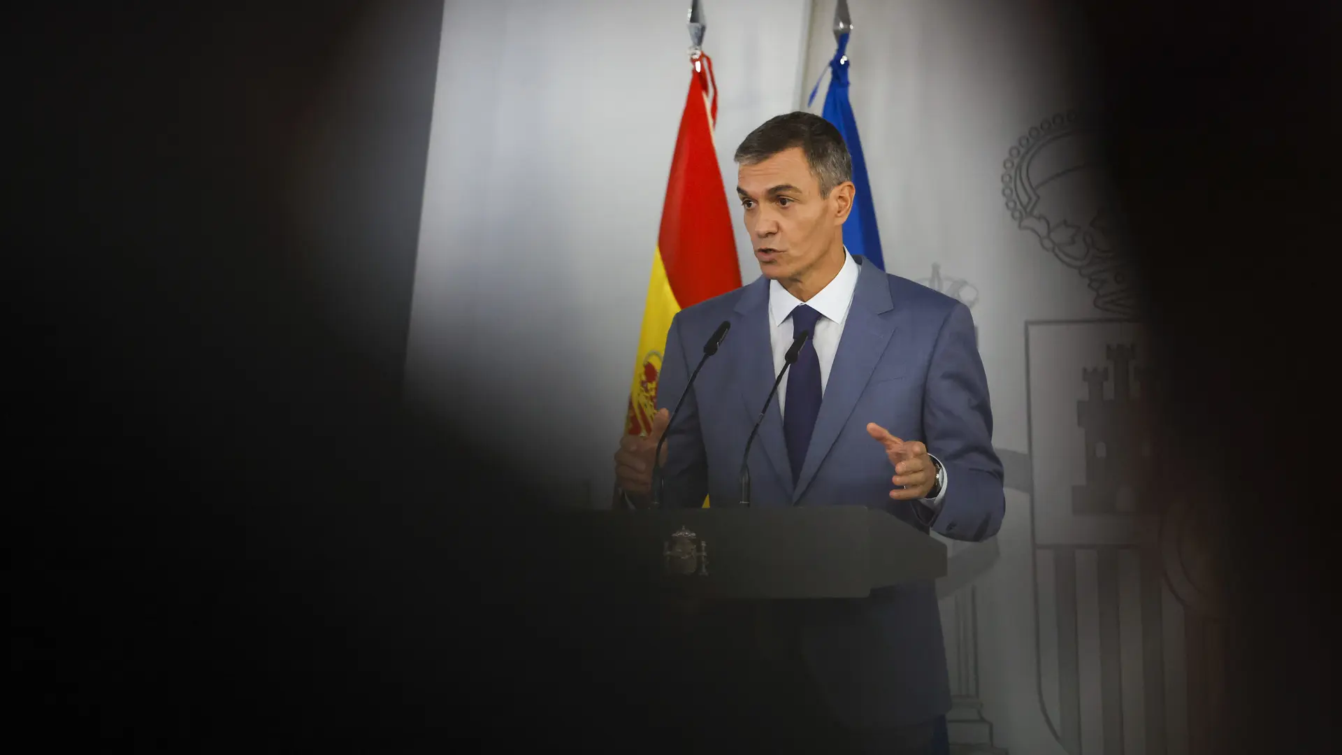 Pedro Sánchez en rueda de prensa tras reunión del Consejo de Ministros en un entorno oficial