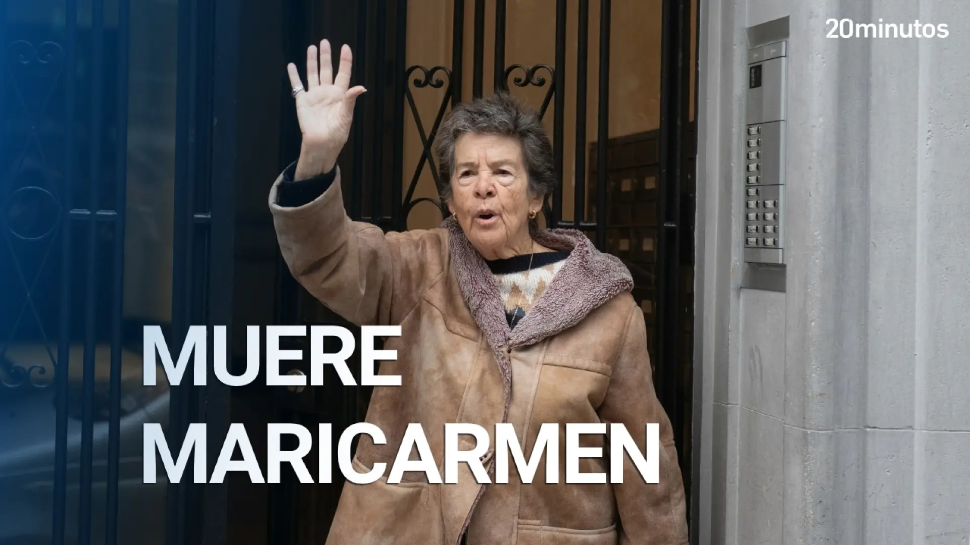 Manifestantes en protesta por desahucios frente al Congreso en Madrid